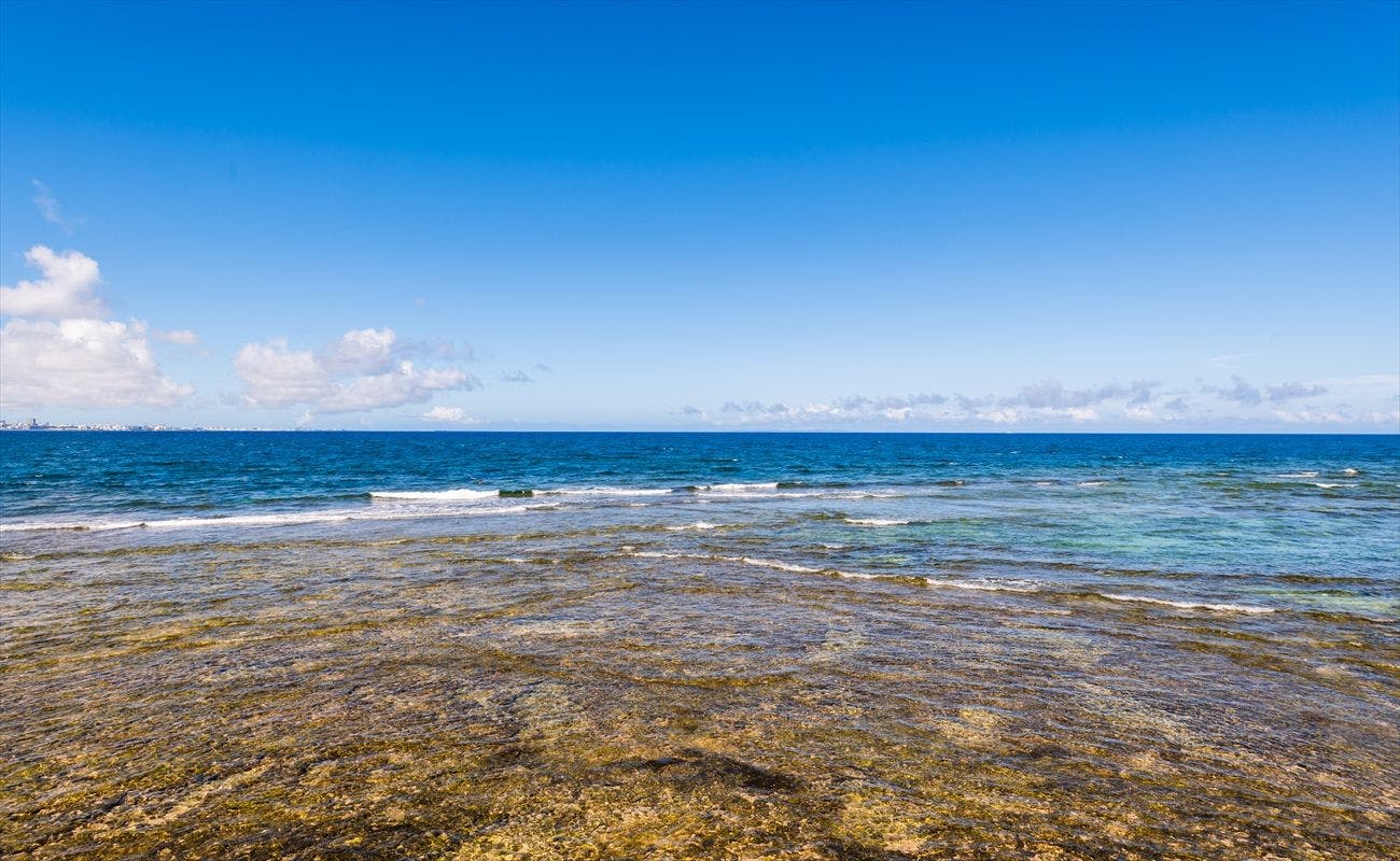 Di depan hotel terdapat laut biru yang terbentang luas♪