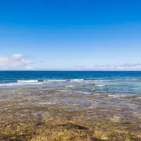 Di depan hotel terdapat laut biru yang terbentang luas♪