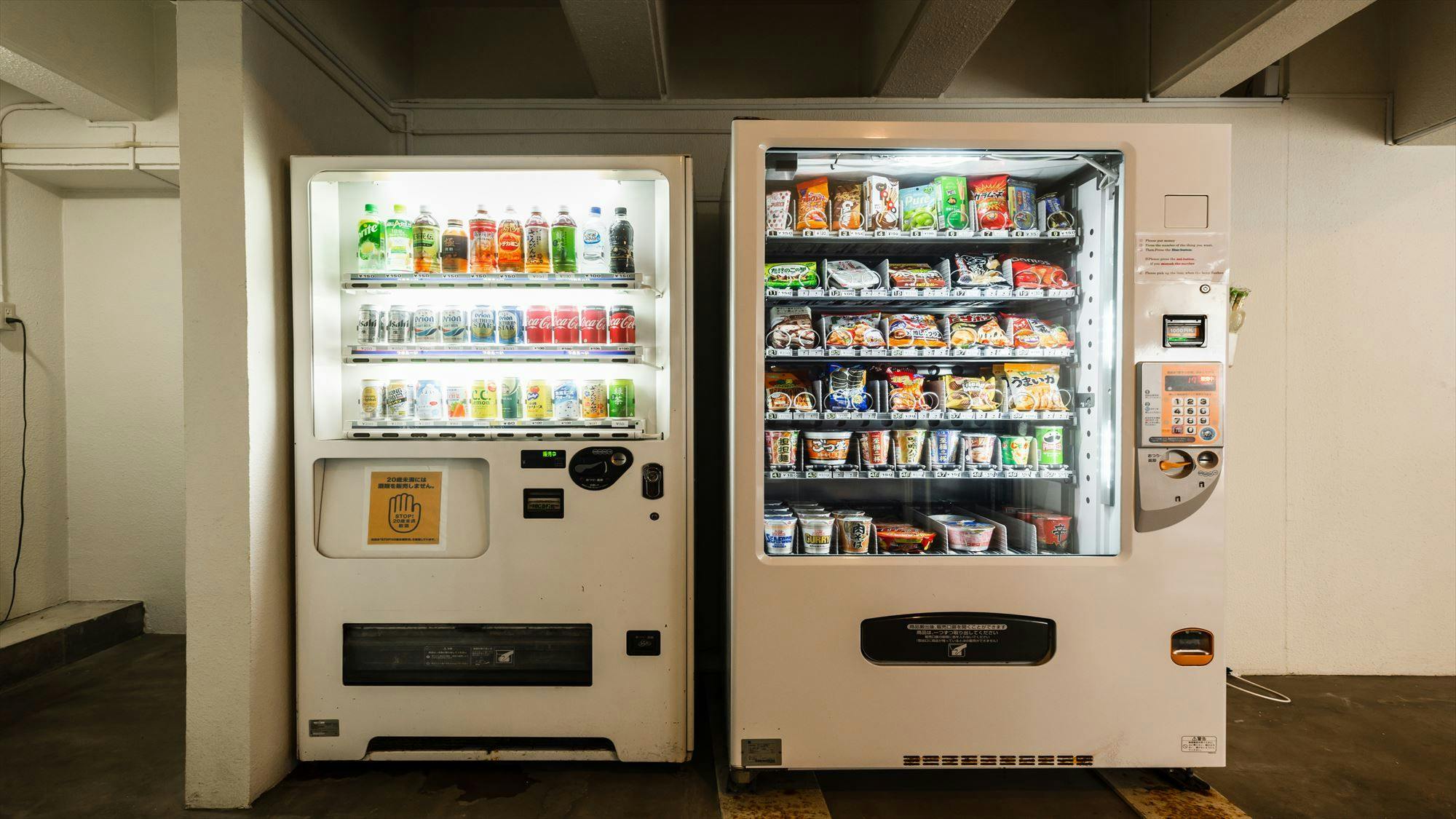 Kami menyediakan mesin penjual otomatis di lantai 3.