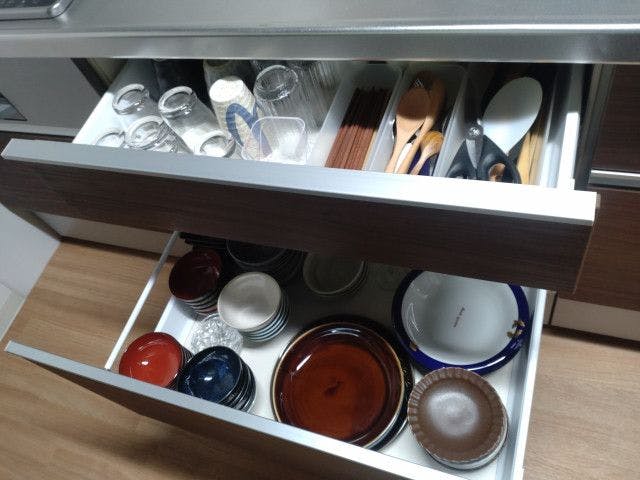 มีเครื่องใช้บนโต๊ะอาหารและอุปกรณ์ทำอาหารด้วย