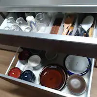 มีเครื่องใช้บนโต๊ะอาหารและอุปกรณ์ทำอาหารด้วย