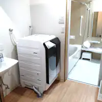 มีเครื่องซักผ้าและอบผ้าในห้องเปลี่ยนเสื้อผ้า