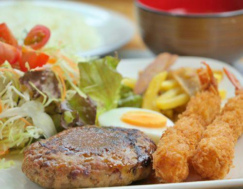 【ハンバーグとエビフライ定食】