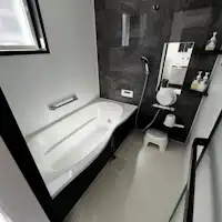 มีการติดตั้งเก้าอี้อย่างถาวรและรองรับการเข้าถึงที่ไม่มีอุปสรรค