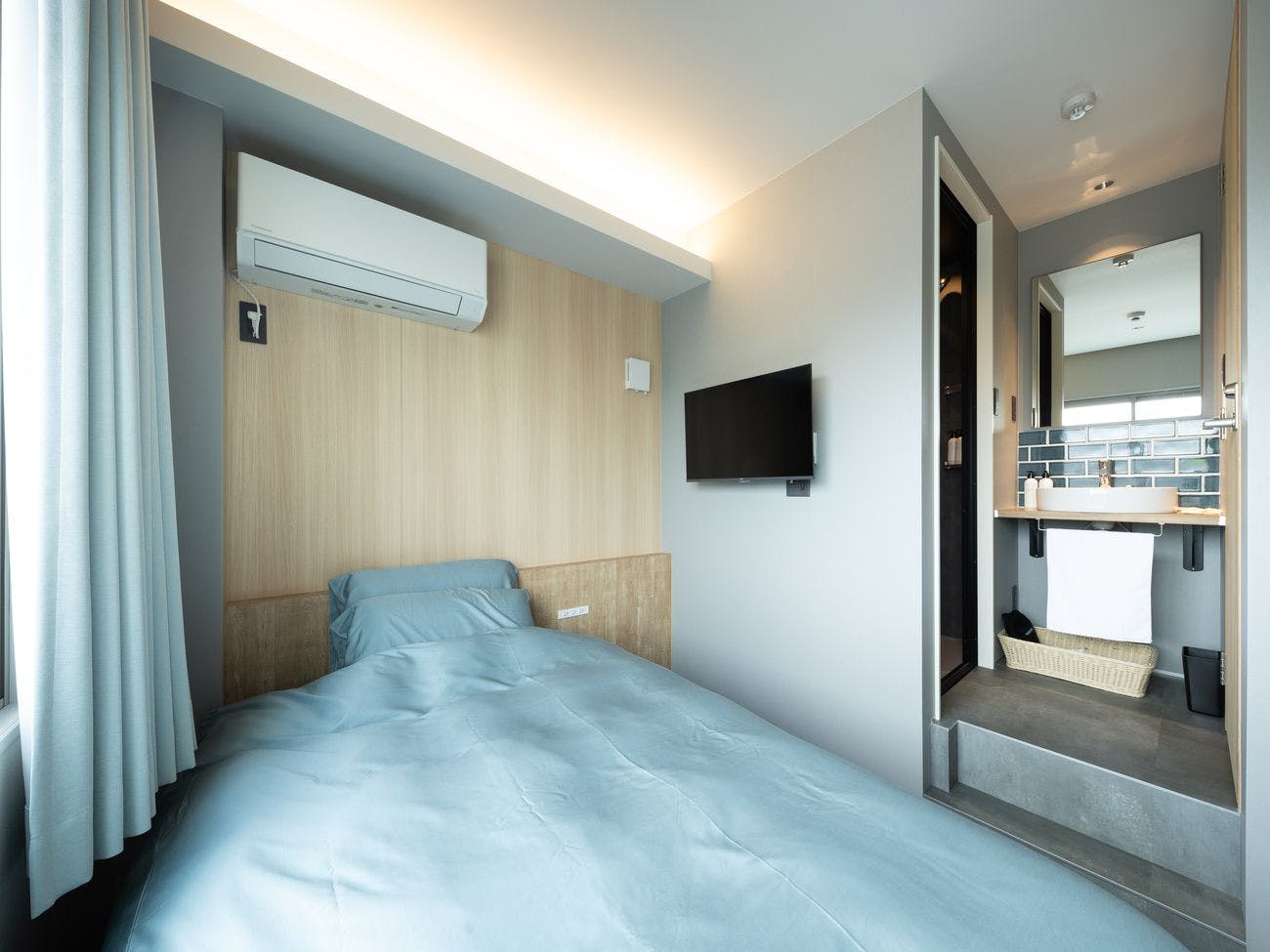 REEL HOTEL