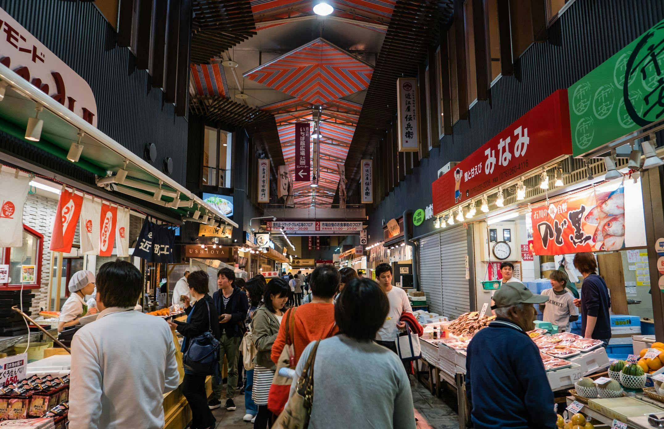 ตลาดโอมิโจที่รวบรวมรสชาติของคานาซาวะ อยู่ในระยะเดินถึงได้