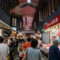 ตลาดโอมิโจที่รวบรวมรสชาติของคานาซาวะ อยู่ในระยะเดินถึงได้