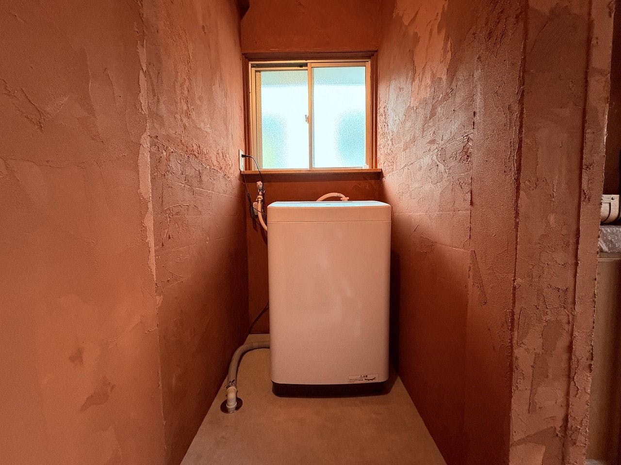 เครื่องซักผ้าและผงซักฟอกที่น่ายินดีสำหรับการเข้าพักระยะยาว