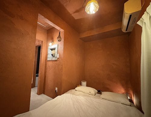 寝室クイーンサイズベッド