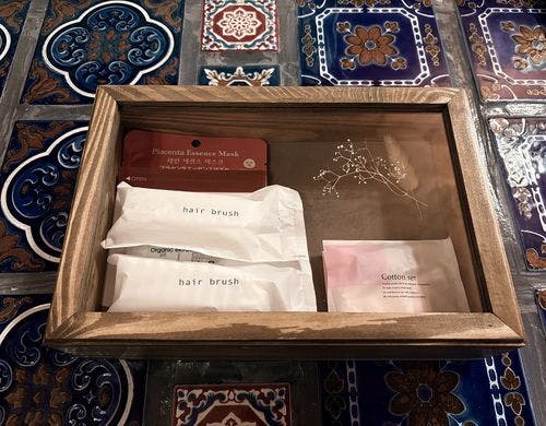 アメニティはフェイスマスクやブラシなど