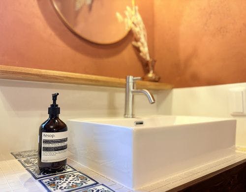 キッチンや洗面。タイルで仕上げてます。