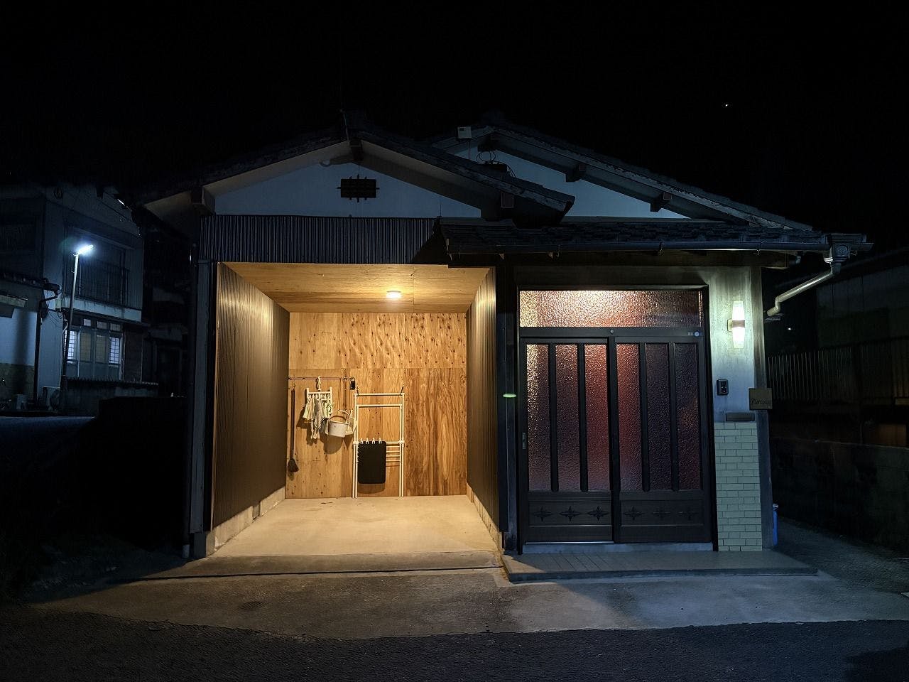 ที่จอดรถมีหลังคาข้างประตูทางเข้าที่สะดวกในวันฝนตก