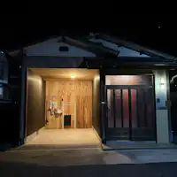 ที่จอดรถมีหลังคาข้างประตูทางเข้าที่สะดวกในวันฝนตก