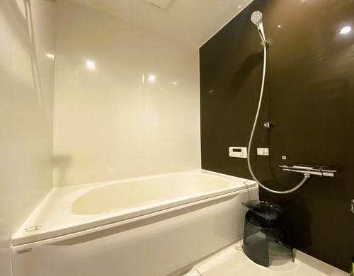 足が延ばせるお風呂。ReFaのシャワー。