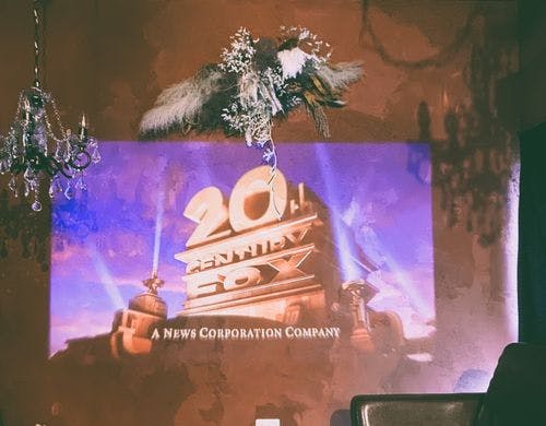 プロジェクター。アマゾンアカウントで視聴