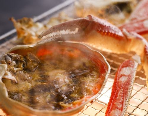 香ばしく焼き上げるカニの甲羅焼き