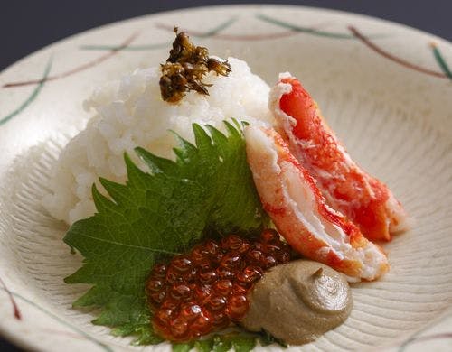 贅沢な彩りを添えた至福のカニ飯／例