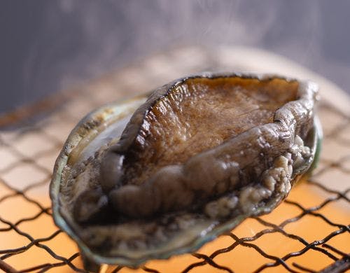 贅沢なアワビの踊り焼き／例