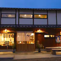 Pemandangan malam yang indah diselubungi cahaya yang menakjubkan.