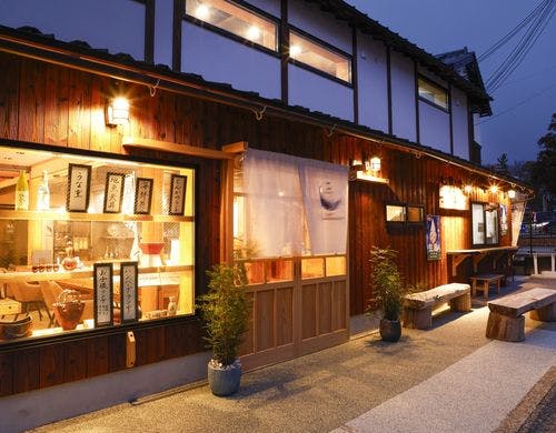 風に揺れる暖簾が趣を添える