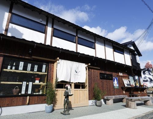 陽光に映える、落ち着いた趣のある外観