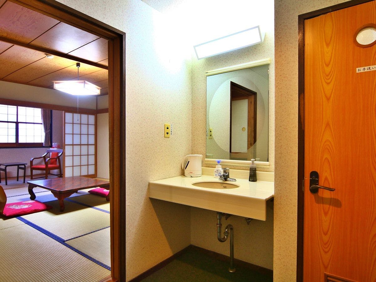 ห้องเสื่อทาทามิขนาด 10 เสื่อ พร้อมห้องน้ำและอ่างล้างหน้า