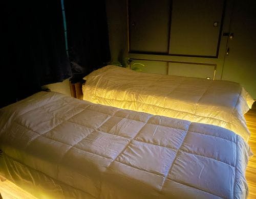 客室②のベッドのライトアップ