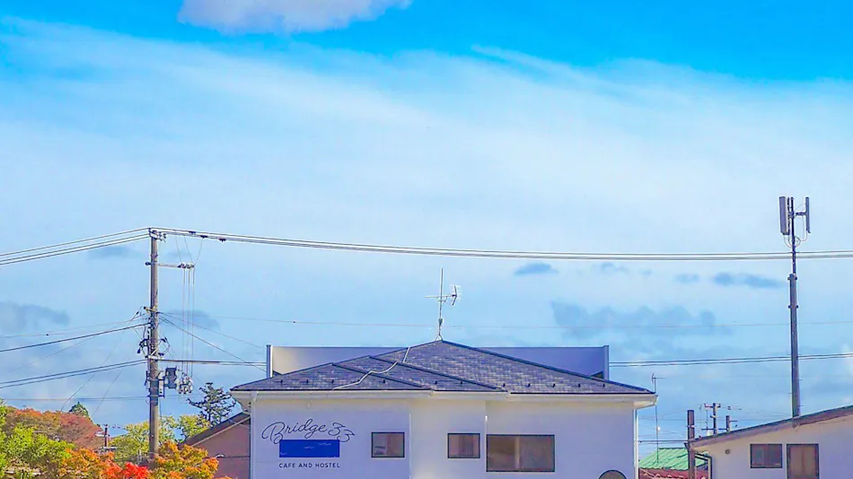 Bridge33 CAFE AND HOSTEL