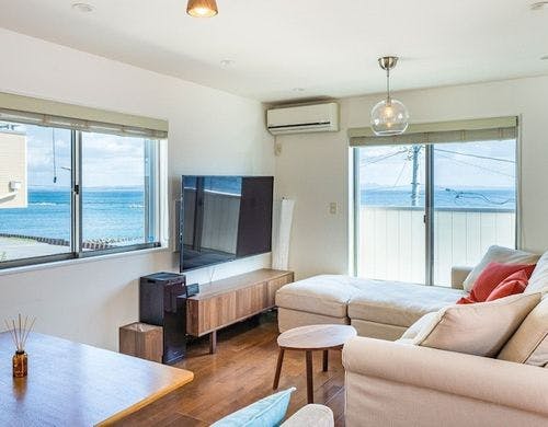 海が見えるリビングルーム