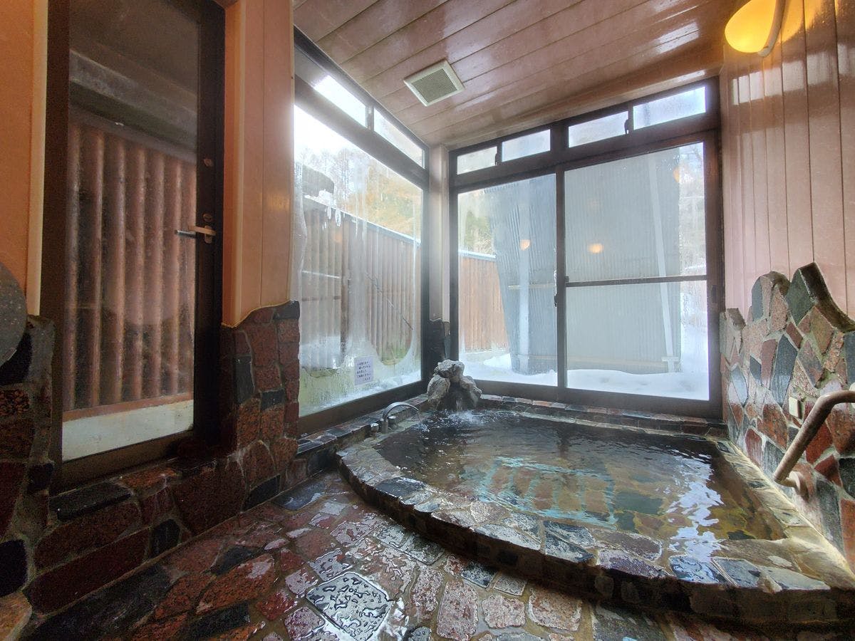 #ห้องอาบน้ำ　ผ่อนคลายในอ่างอาบน้ำหินบรรยากาศดั้งเดิมอย่างสบายๆ