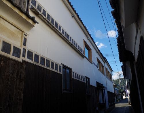 蔵INN　焼杉と白壁の外観