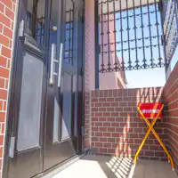 Area Merokok di Luar Pintu Masuk