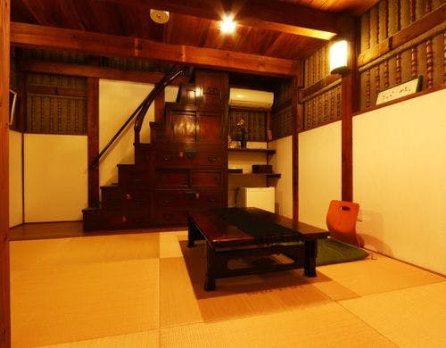 【江の蔵】 歴史を感じる階段箪笥