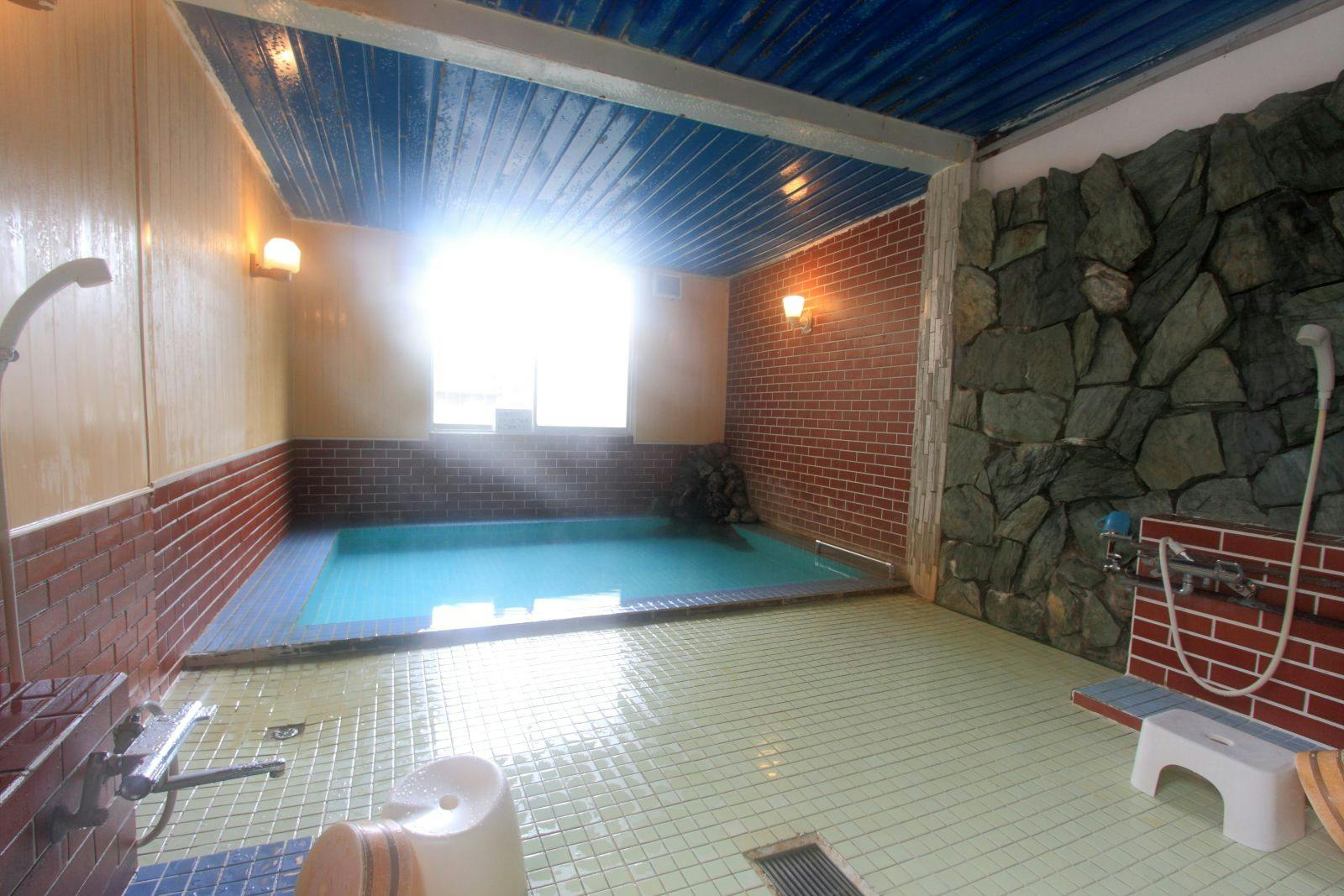 *Mata air panas alami dengan kemurnian 100%