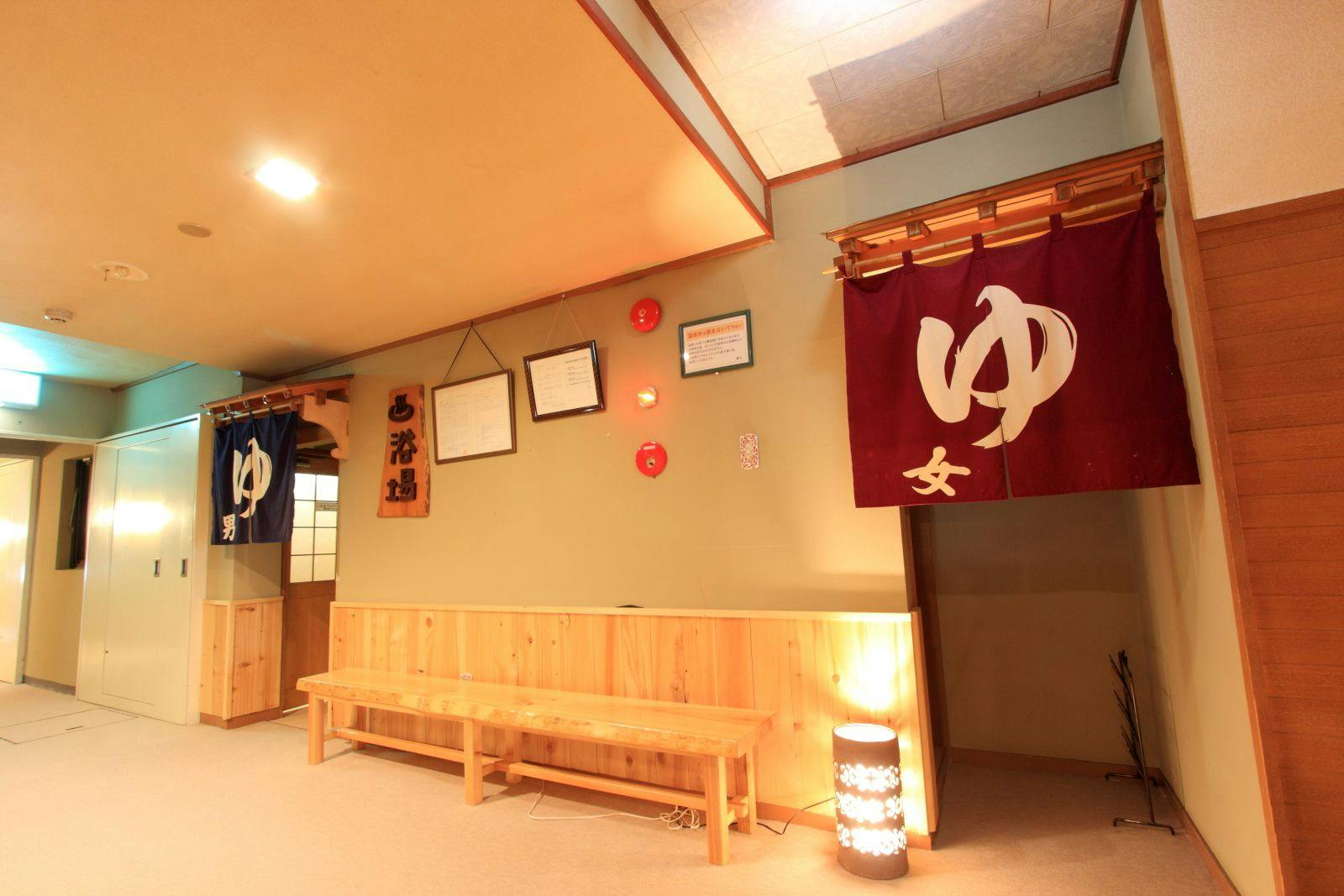 *Ruang istirahat di depan pemandian umum