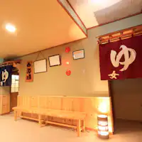 *Ruang istirahat di depan pemandian umum