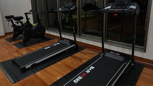 มีลู่วิ่งอยู่ที่ชั้น 1