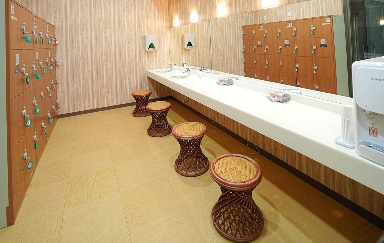 ห้องเปลี่ยนเสื้อผ้ามีตู้ล็อกเกอร์พร้อมกุญแจสำหรับเก็บสัมภาระ