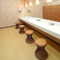 ห้องเปลี่ยนเสื้อผ้ามีตู้ล็อกเกอร์พร้อมกุญแจสำหรับเก็บสัมภาระ