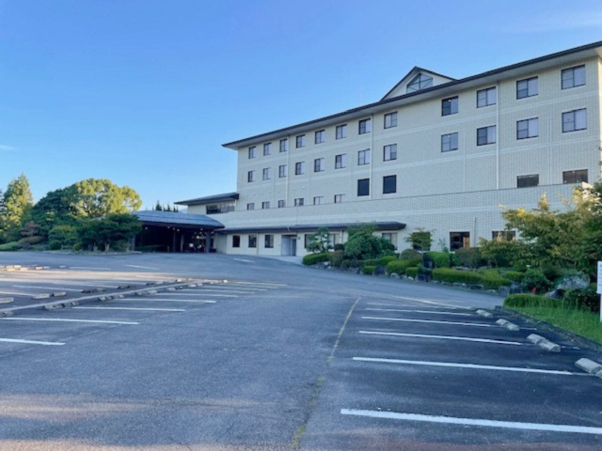 *Parkir/Tersedia area parkir yang luas.