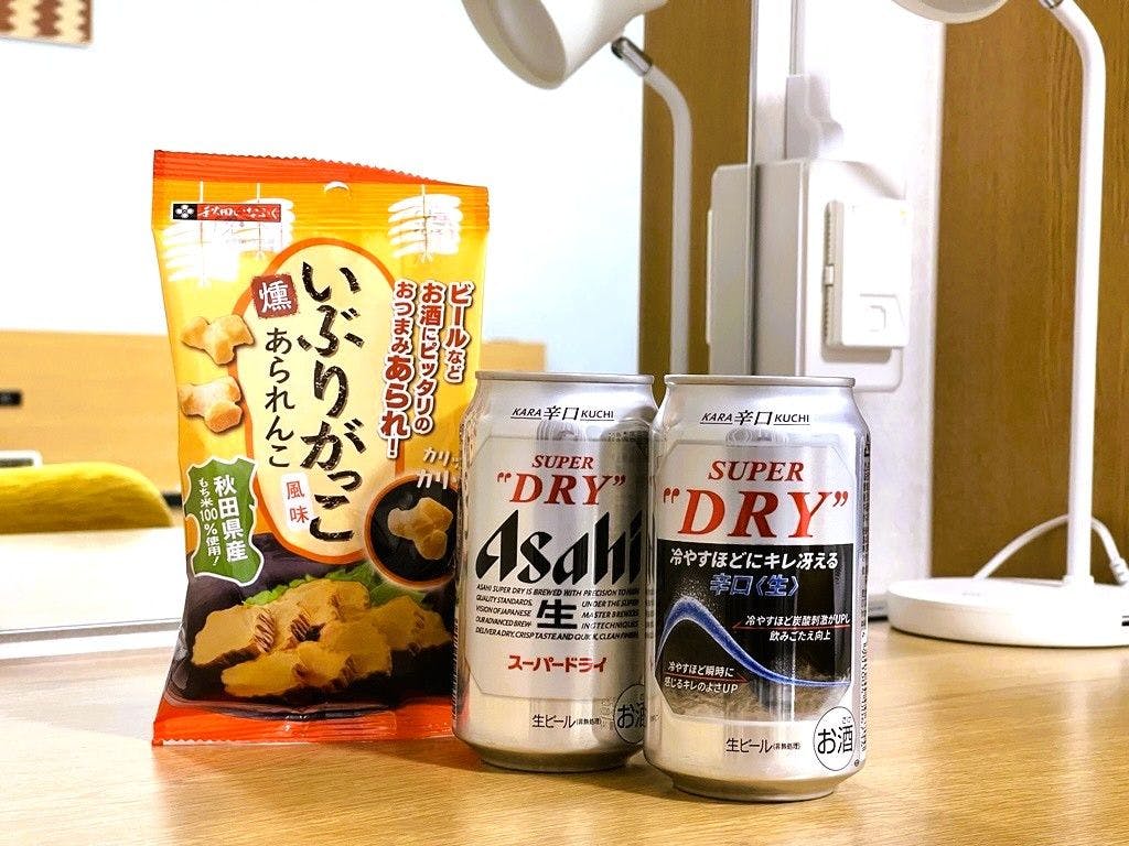 Bir kaleng bir dan gelas telah disediakan di dalam kulkas.