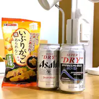 Bir kaleng bir dan gelas telah disediakan di dalam kulkas.