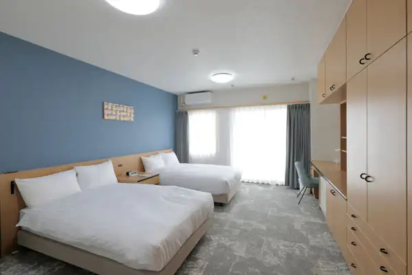 Tidur nyenyak dengan tempat tidur semi-double.