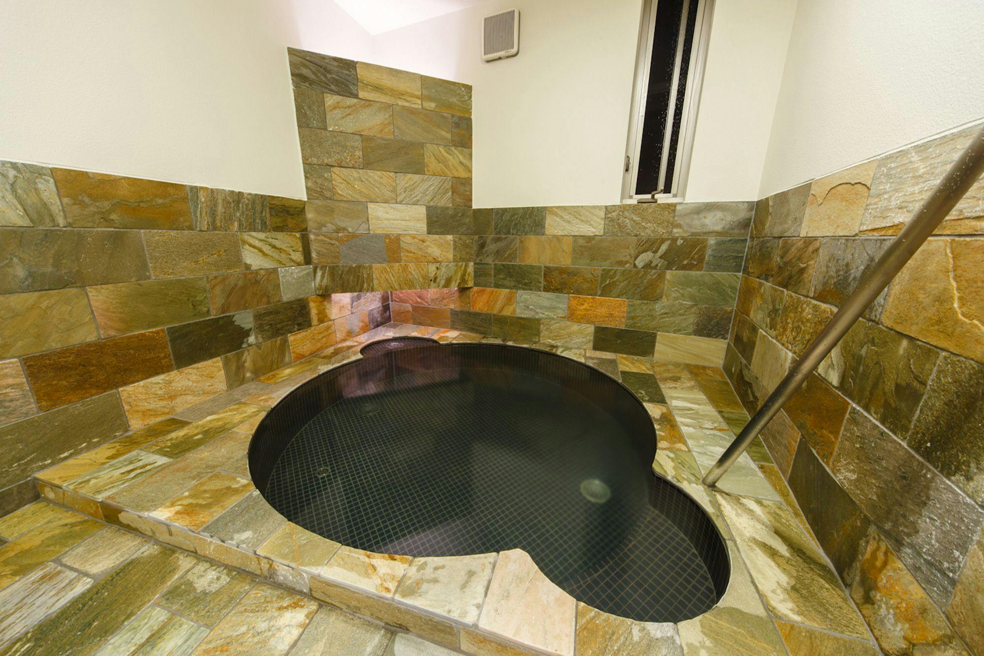 อ่างอาบน้ำรูปทรงหม้อ "ชินาเบะโนะยุ"