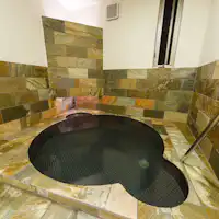 อ่างอาบน้ำรูปทรงหม้อ "ชินาเบะโนะยุ"