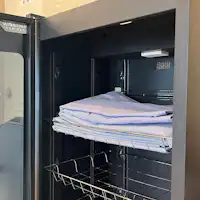 Vui lòng lấy yukata từ tủ khử trùng.