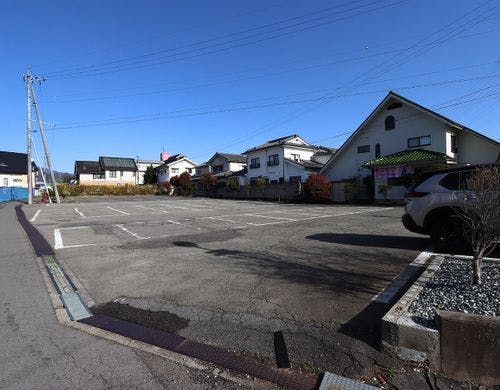 ホテルの裏には40台の駐車場があります