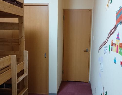 飲食店の裏部屋です。三段ベット