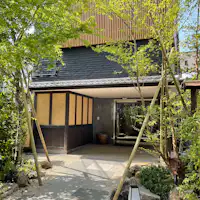 ทางเข้าอยู่ด้านหน้า