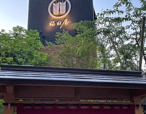 正面門と建物ロゴ